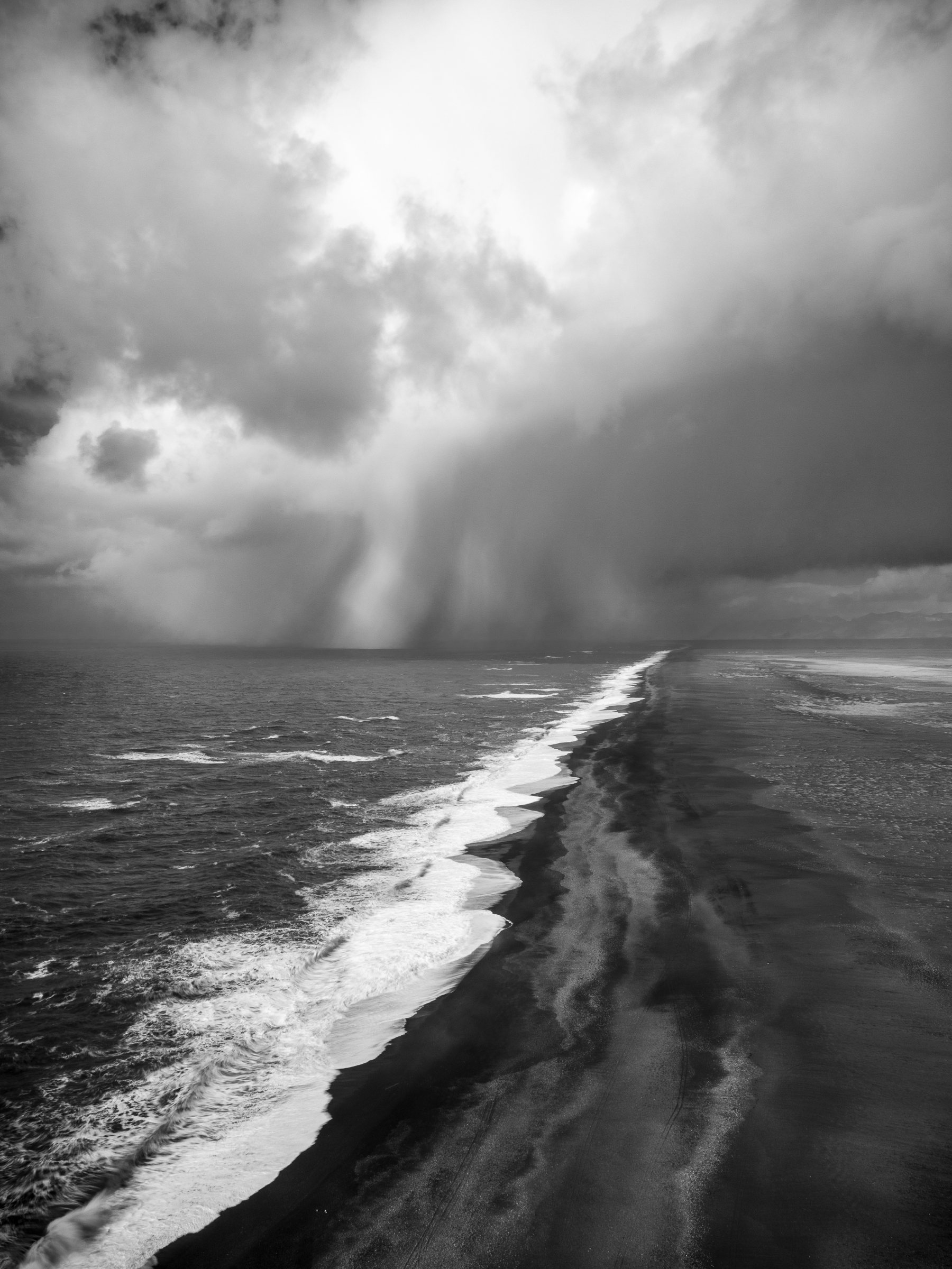 Storm sweeping the black coast, Sólheimasandur